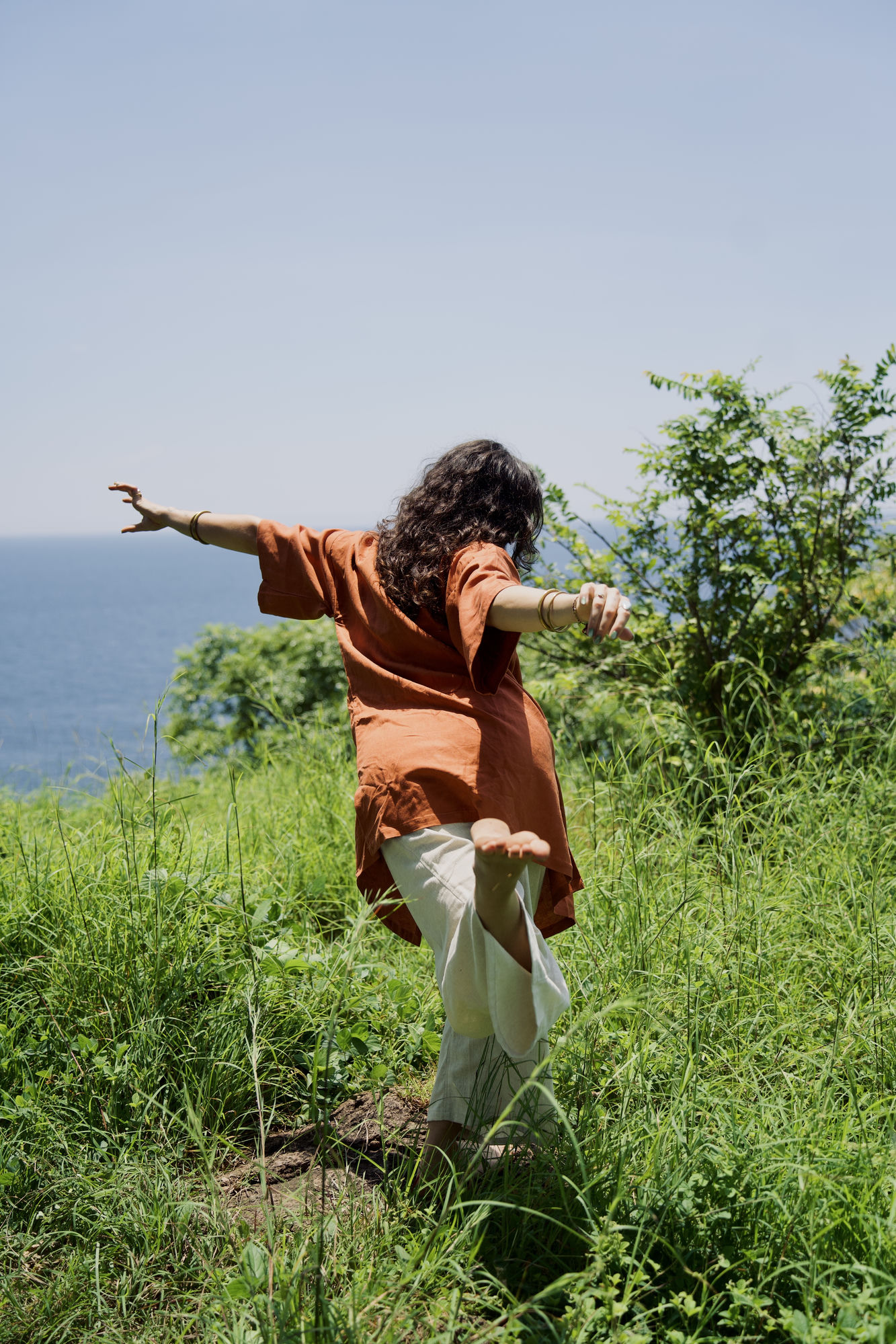 Quincee dancing with arms spread at the horizon